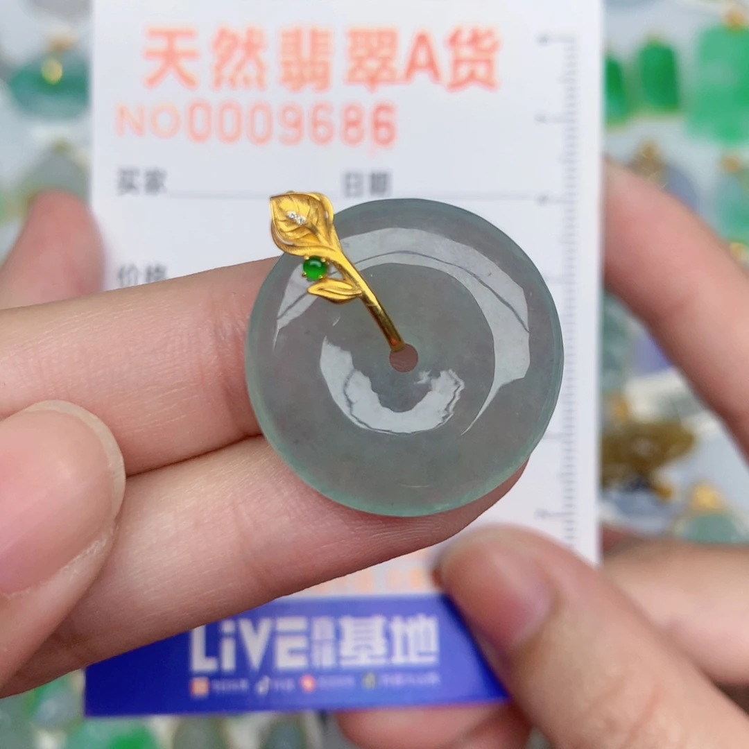 翡翠18K金镶嵌颈饰扣