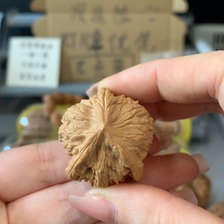 举***独吊坠文玩核桃异形单只，有瑕疵