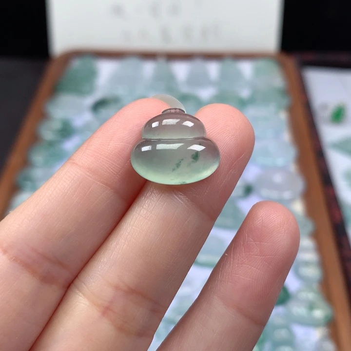 颈饰未镶嵌翡翠冰种晴底飘花葫芦