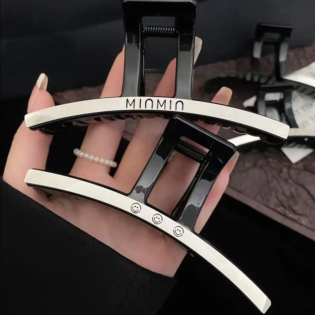 E韩版气质钛钢字母抓夹秋冬复古新款时尚洋气后脑勺鲨鱼夹盘发抓