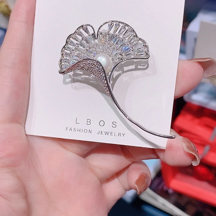 锆石铜合金银杏叶胸针