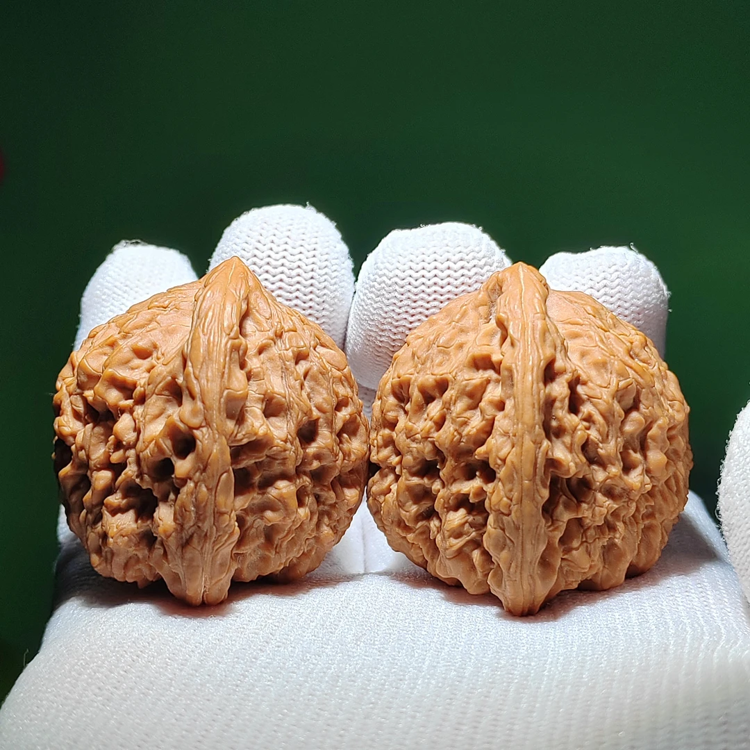 凹底鎏肩膀南疆石，毕业级精品文玩核桃，老树红皮一代山地果。