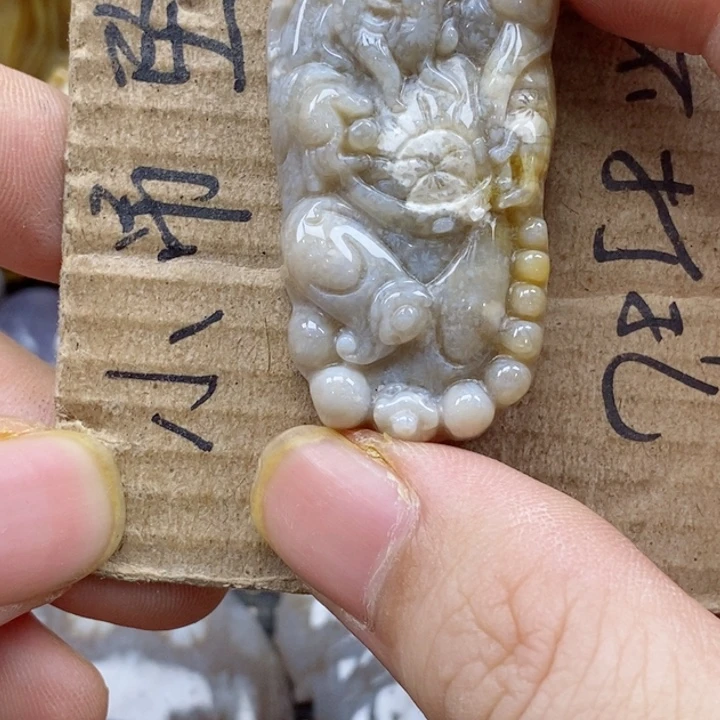 颈饰未镶嵌硅化珊瑚（珊瑚玉）游****?
