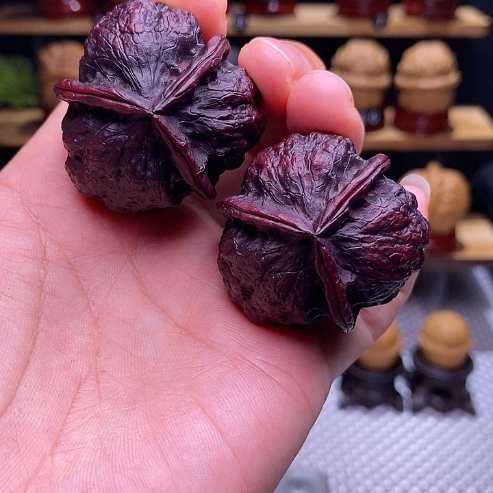 文玩核桃吊坠饕餮三棱68