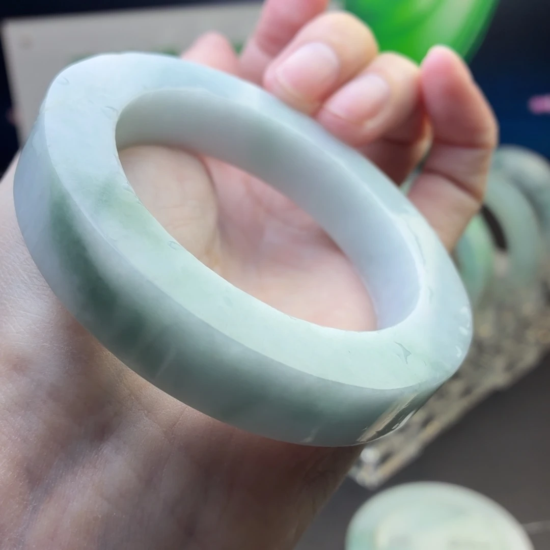 定制翡翠未镶嵌手镯飘花肉贼细