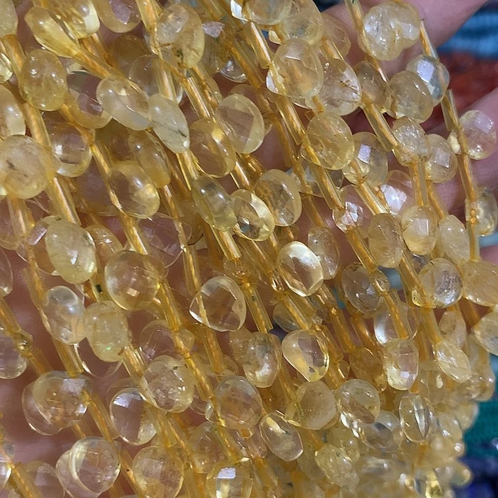 一条黄水切面小水滴