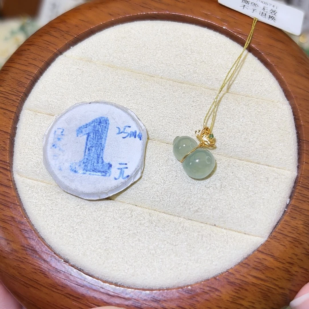 翡翠18K金镶嵌颈饰葫芦