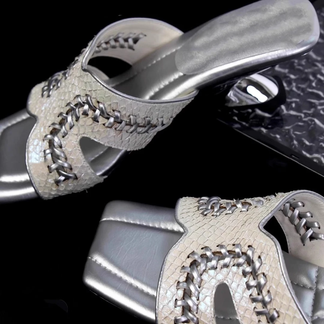 【原创】~新款小众坡跟编织凉拖鞋女气质方头踩屎感绝美一字拖