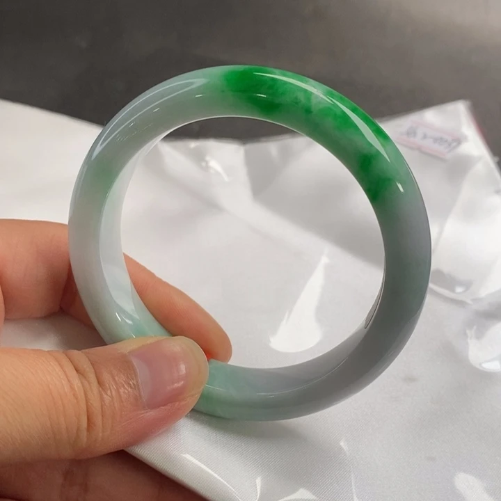 翡翠手镯未镶嵌56圈