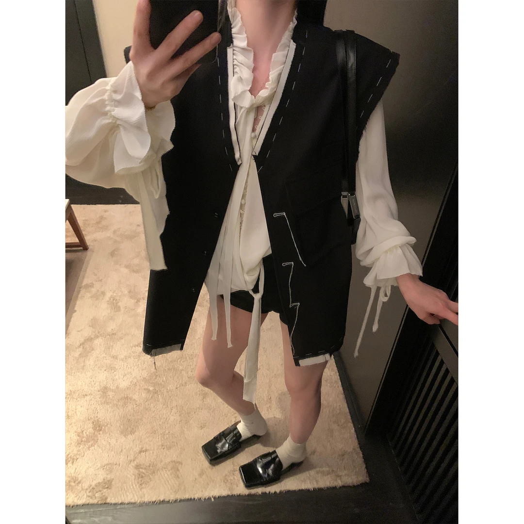 区区欧阳 明线装饰毛边黑色马甲女春季高级感休闲宽松复古V领马夹