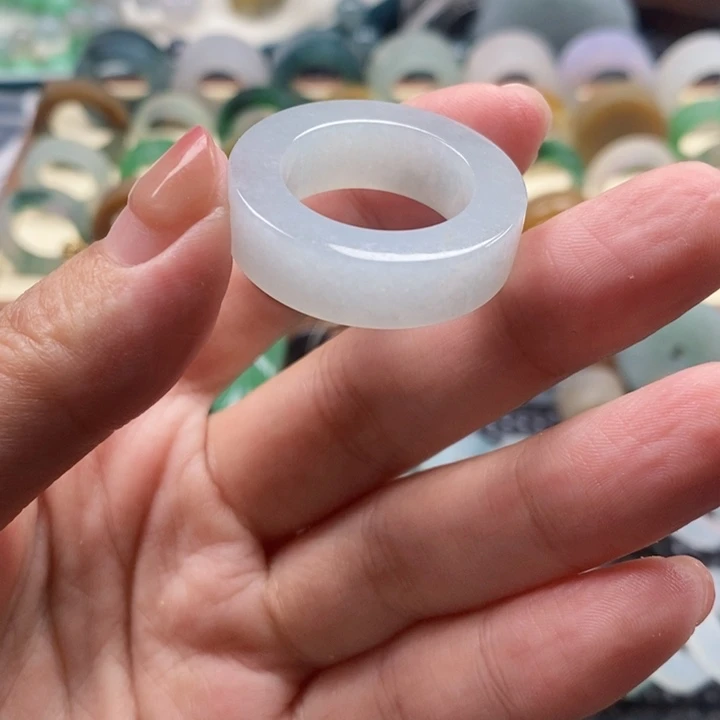 晓***色颈饰未镶嵌翡翠翡翠