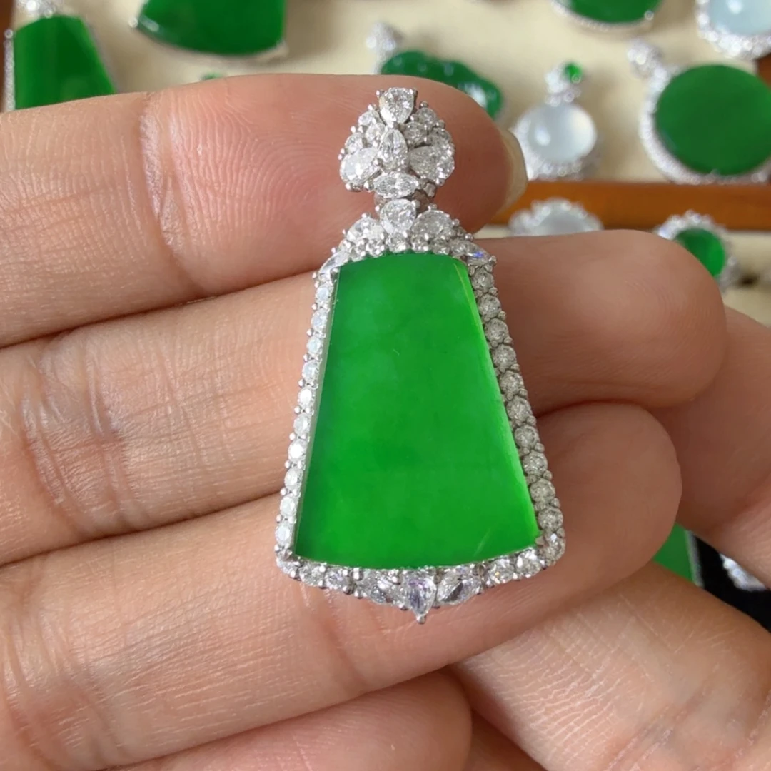 翡翠18K金镶嵌颈饰吊坠