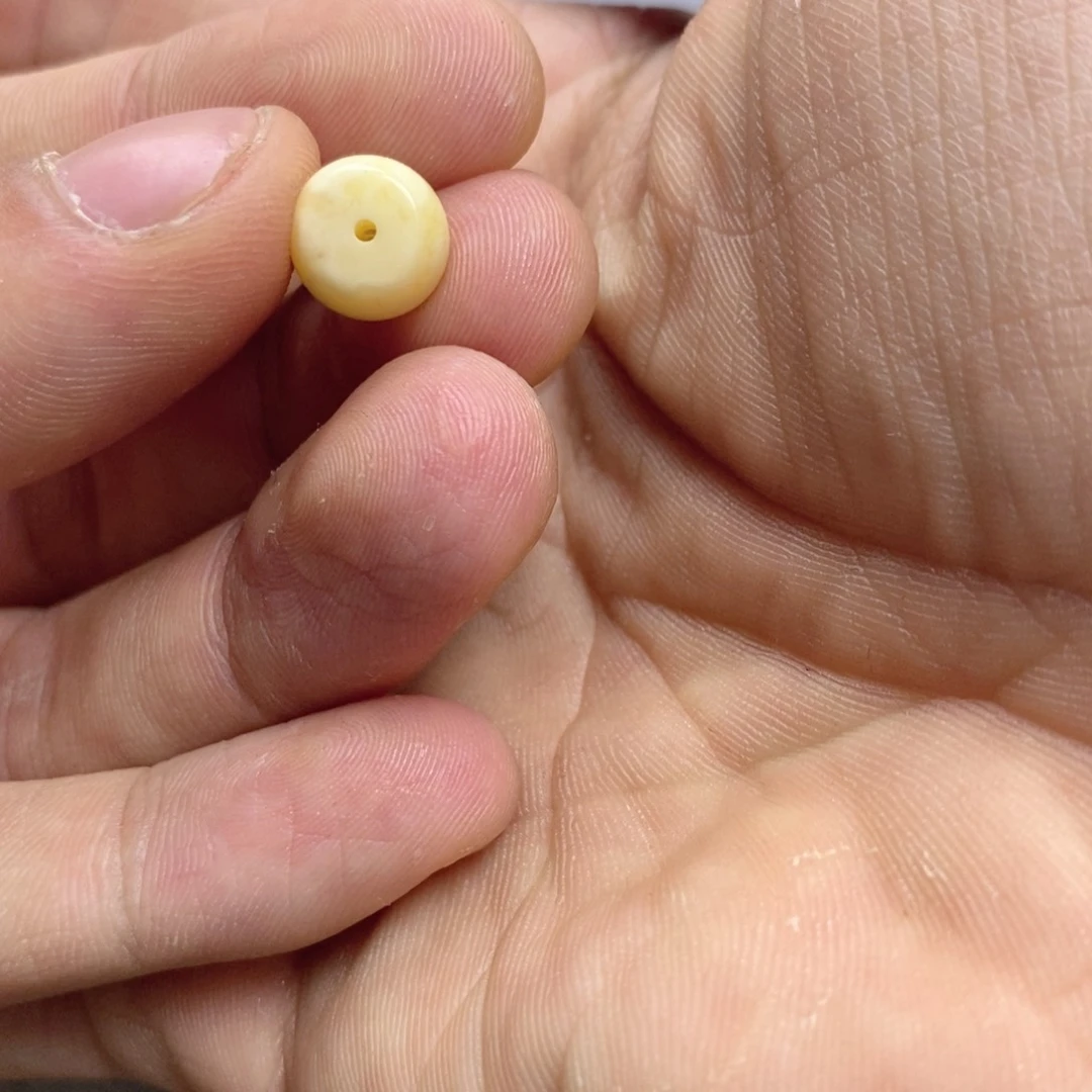 琥珀颈饰未镶嵌老型