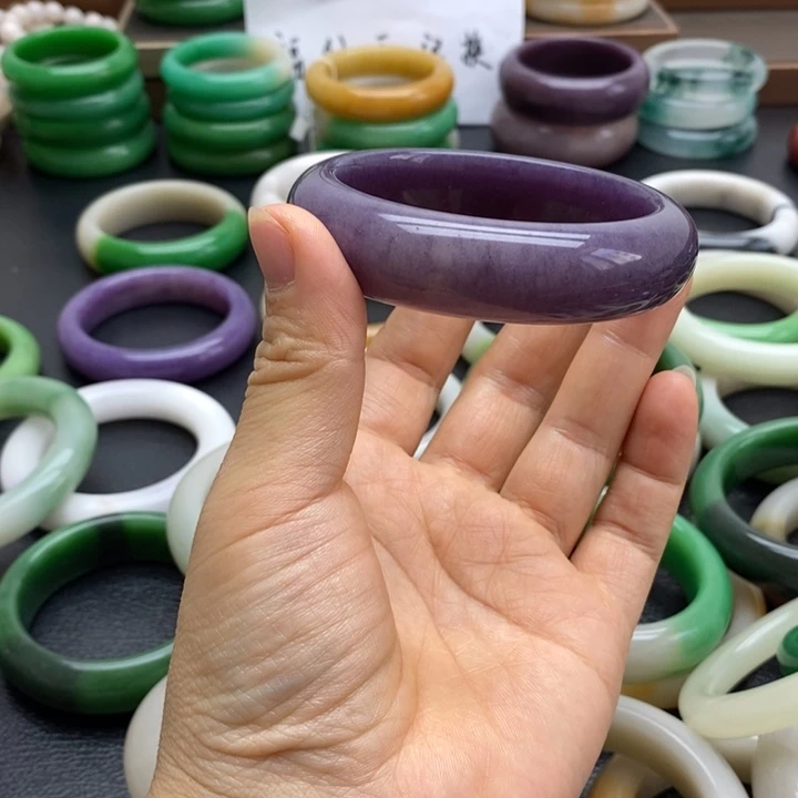 石英质玉手镯未镶嵌燕**?
