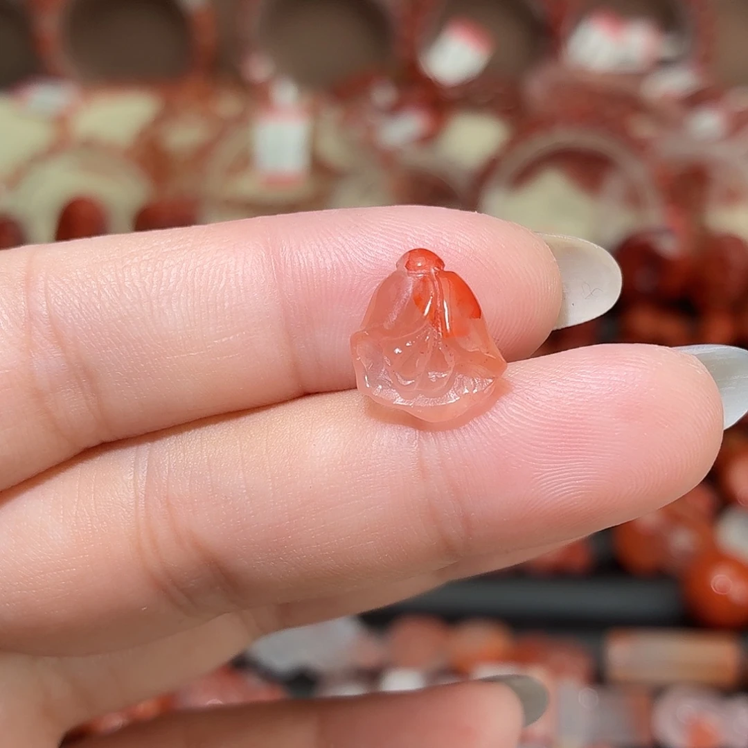 南红玛瑙未镶嵌颈饰滴溜玉兰花