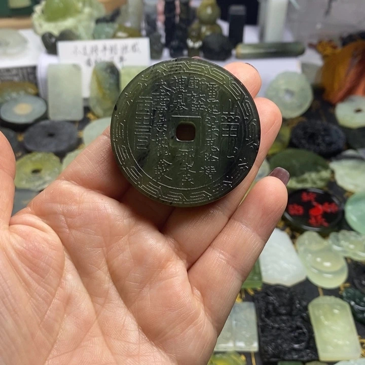 蛇纹石玉颈饰合金