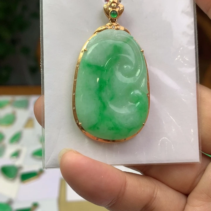 翡翠18K金镶嵌颈饰翡翠吊坠