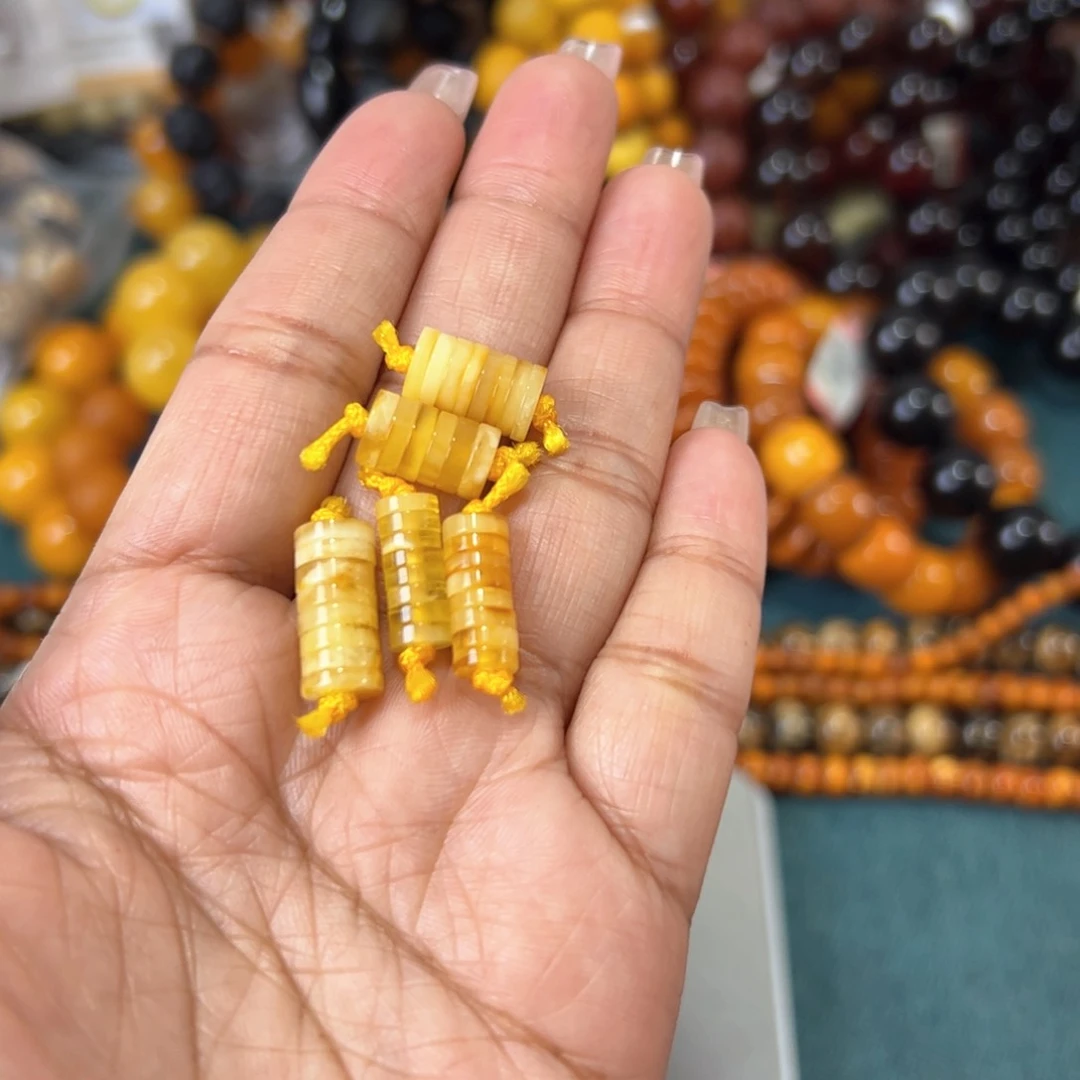 琥珀珠宝奇石未镶嵌4发其中一个