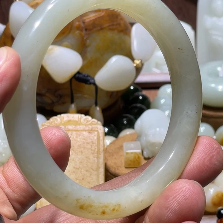 纯***惧和田玉（青白玉）未镶嵌颈饰