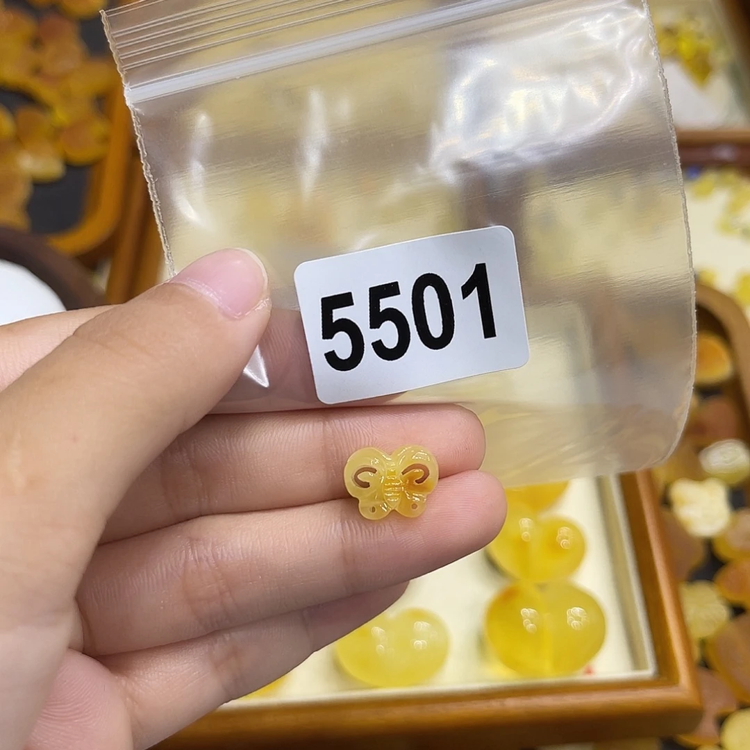 兔****琥珀未镶嵌珠宝奇石
