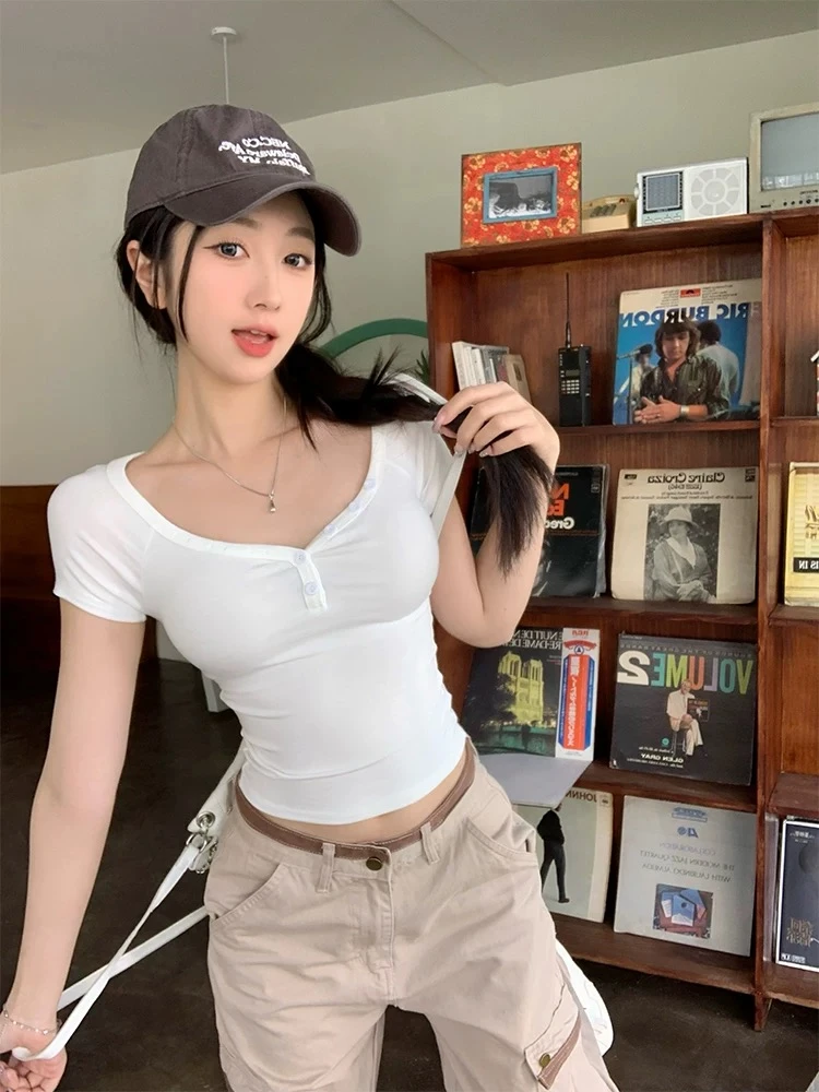 桃心V领修身短款辣妹纯棉t恤女露锁骨性感夏季纽扣短袖收腰上衣