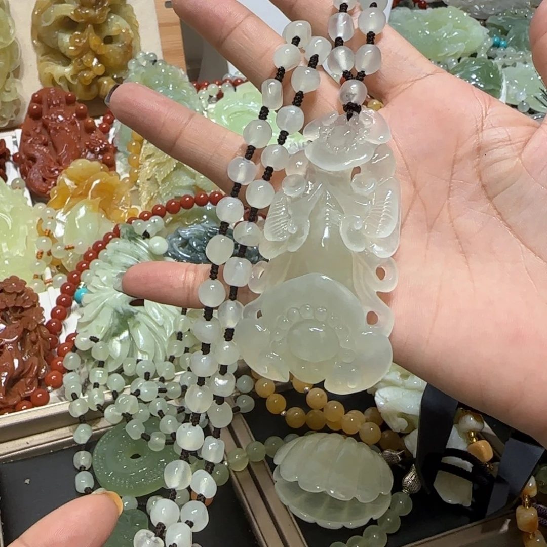 未镶嵌蛇纹石玉吊坠