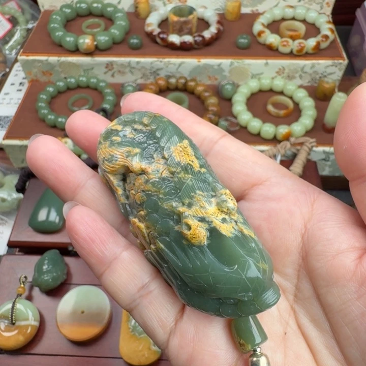 健***乐未镶嵌岫岩河磨玉（透闪石质玉）挂件