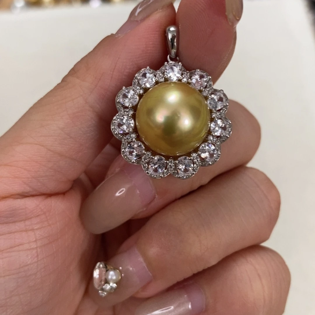 潇***潇银S925镶嵌海水珍珠颈饰