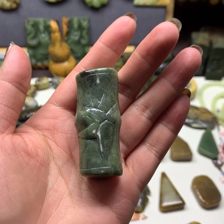 透闪石质玉未镶嵌颈饰