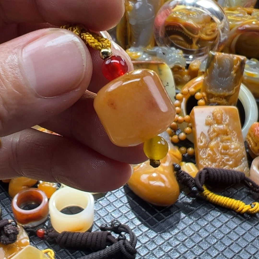 颈饰未镶嵌石英质玉