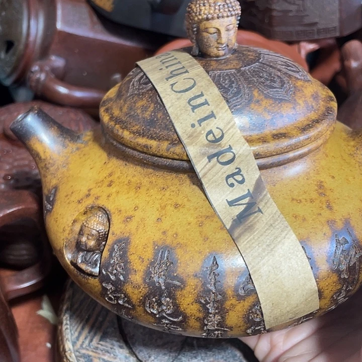 紫砂茶壶原矿泥料，手工制作的一把紫砂壶。