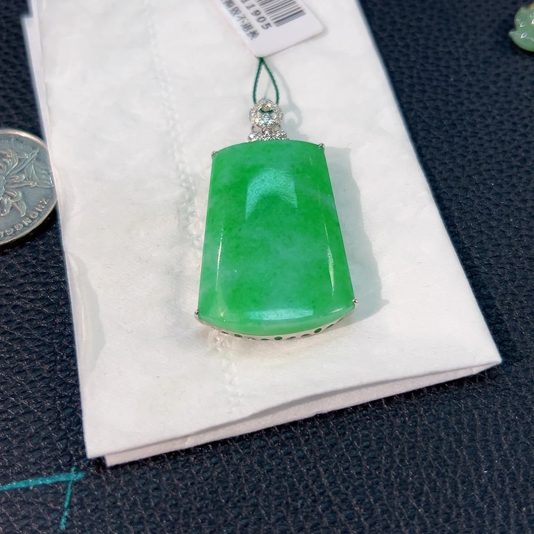 颈饰18K金镶嵌翡翠