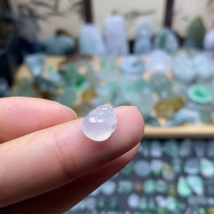 翡翠未镶嵌颈饰貔貅