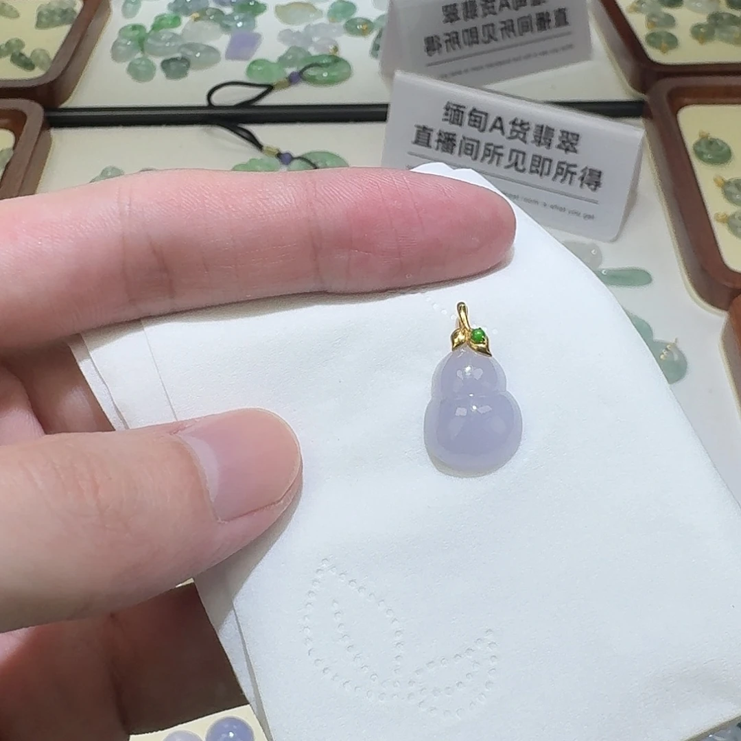 翡翠18K金镶嵌颈饰葫芦