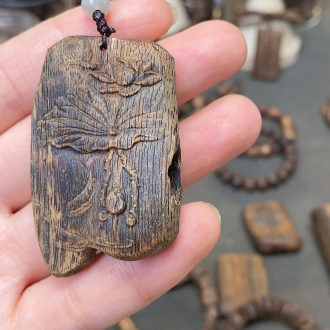 多***包木奇楠淳化老料莲花带孔雕刻牌