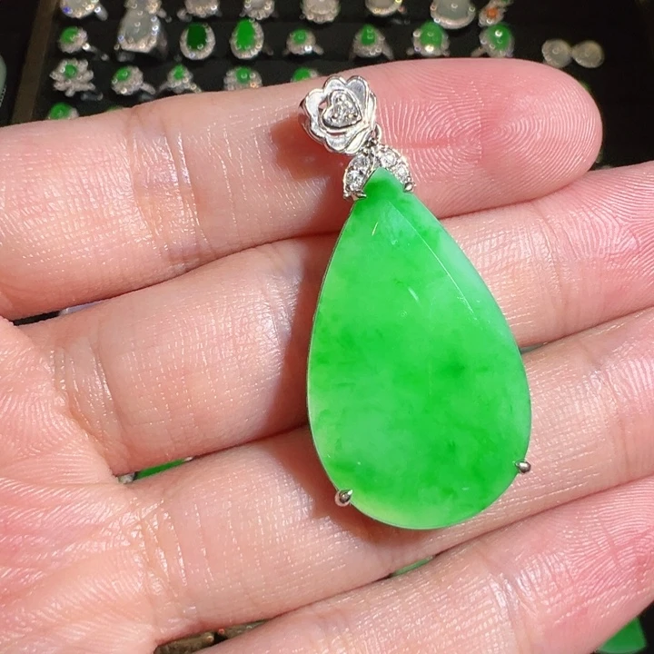 颈饰18K金镶嵌翡翠