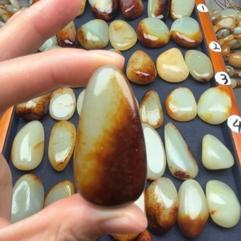 和田玉颈饰未镶嵌双*座