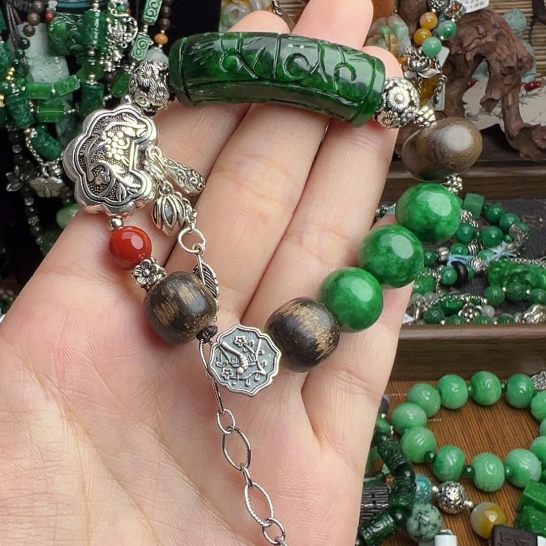 见***馆翡翠未镶嵌颈饰吊坠