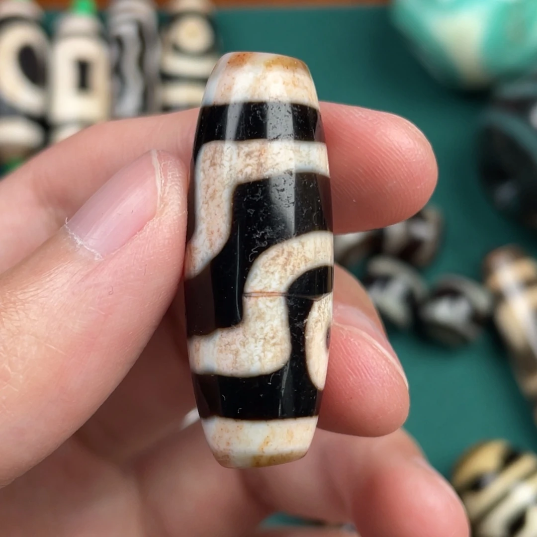 玛瑙/玉髓裸珠37 13.6 有瑕 行运二眼