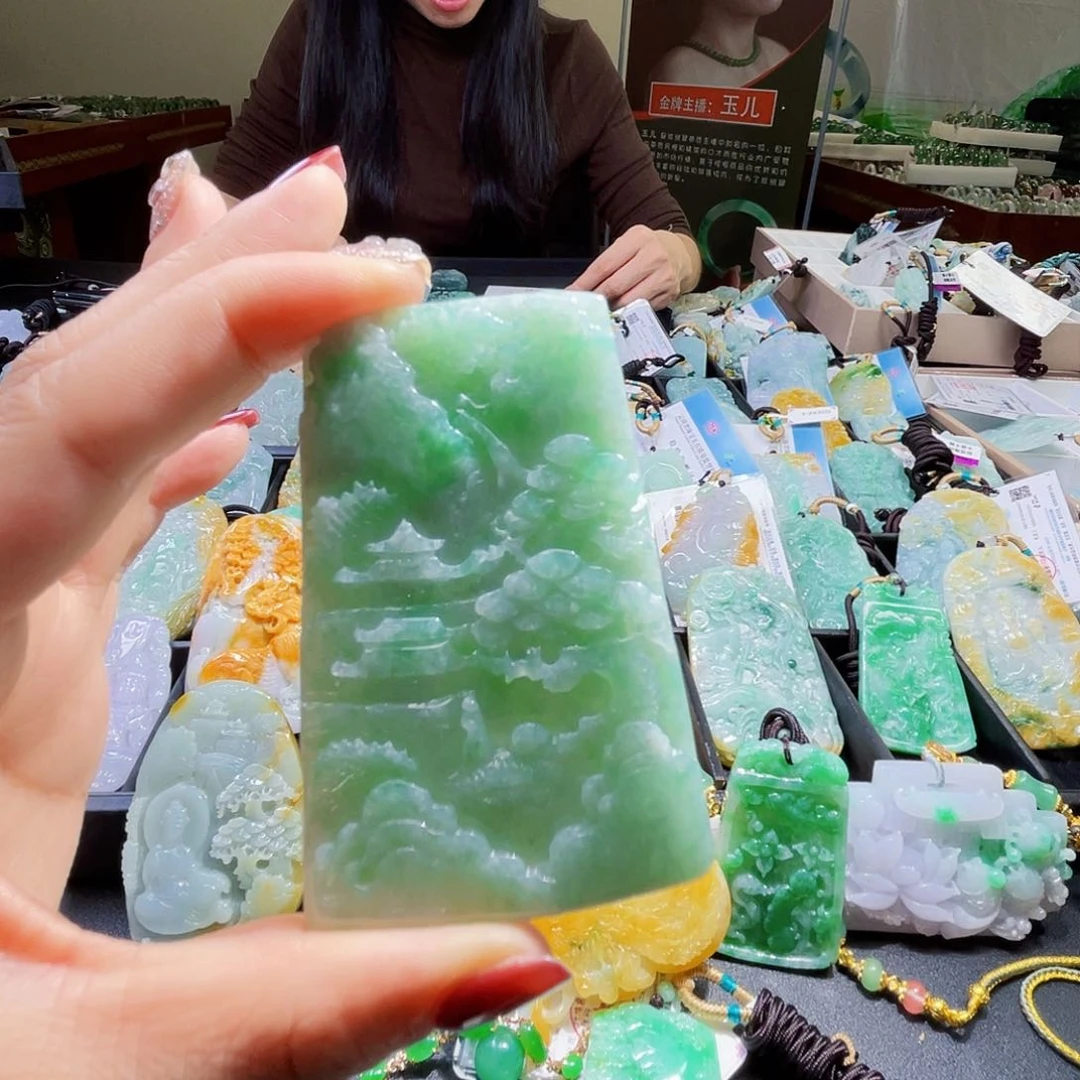 翡翠未镶嵌颈饰一个