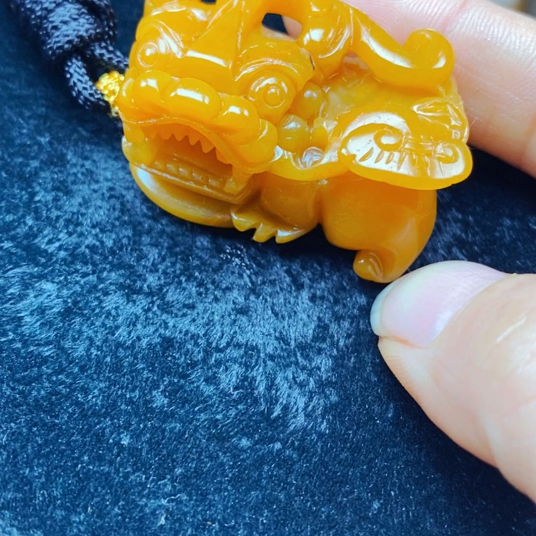 未镶嵌石英质玉（黄龙玉）颈饰