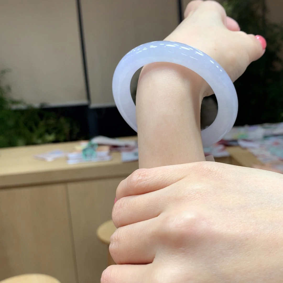 翡翠手镯未镶嵌不退不换