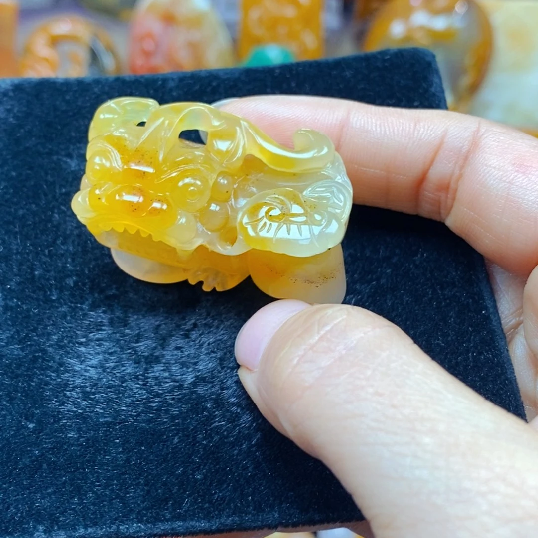 未镶嵌石英质玉（黄龙玉）颈饰