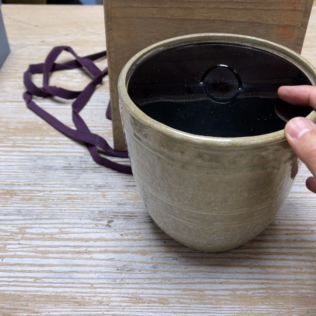 瓷片料****厨密密麻麻地排列着一个