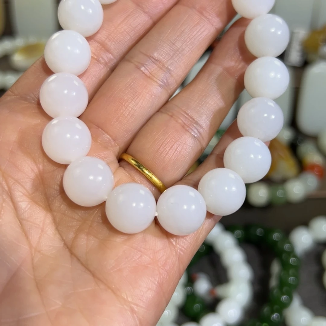 和田玉手链未镶嵌半**人