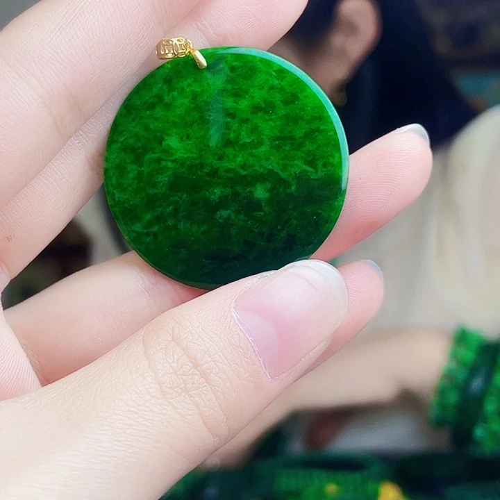 翡翠18K金镶嵌颈饰多样性