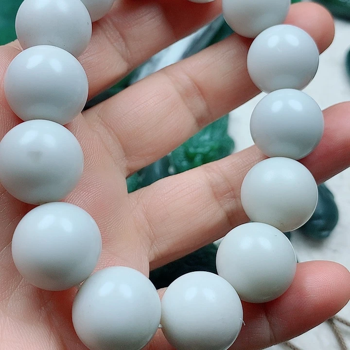 苹***树颈饰未镶嵌和田玉