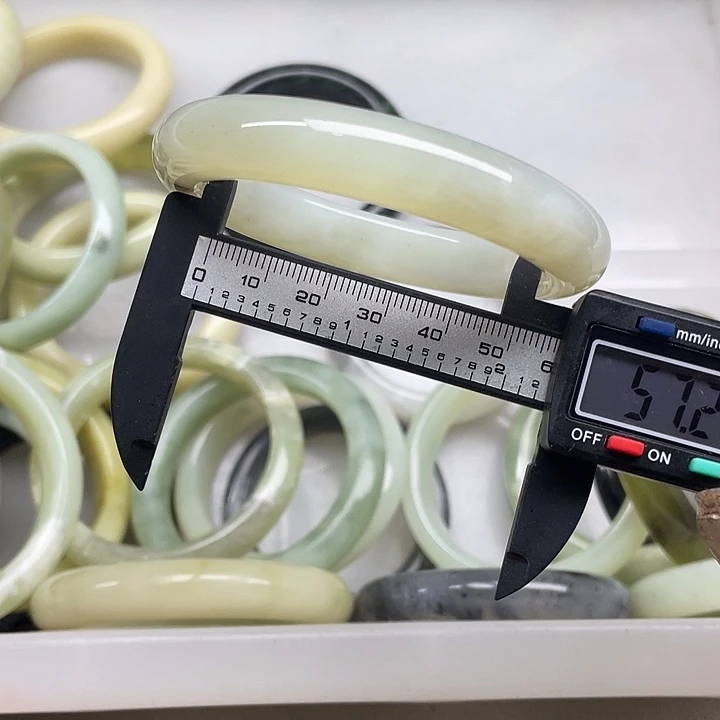 蛇纹石玉未镶嵌手镯401