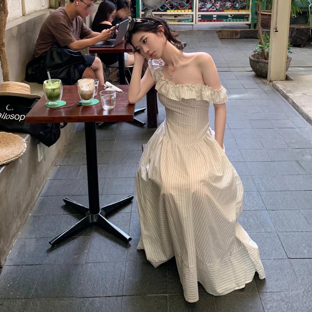 法式气质收腰显瘦露肩条纹连衣裙子女夏日绝美巨好看海边度假长裙