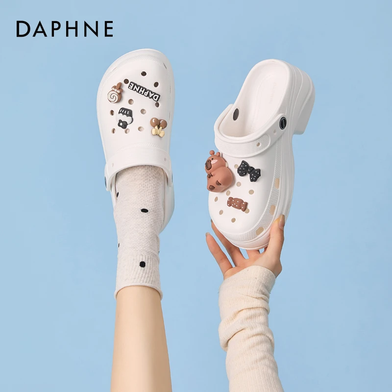 达芙妮踩屎感洞洞鞋女夏天2025新款厚底增高沙滩外穿防滑包头凉拖